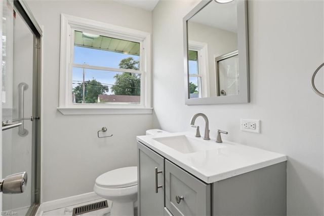 11 Eastlawn DR, Hampton, VA 23664
