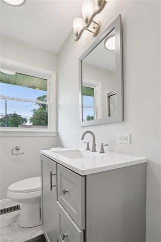 11 Eastlawn DR, Hampton, VA 23664