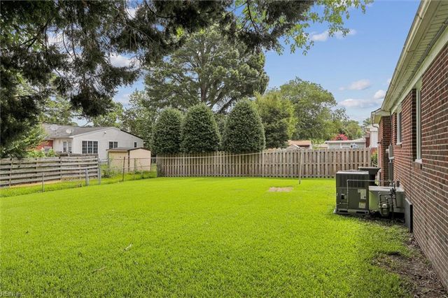 11 Eastlawn DR, Hampton, VA 23664