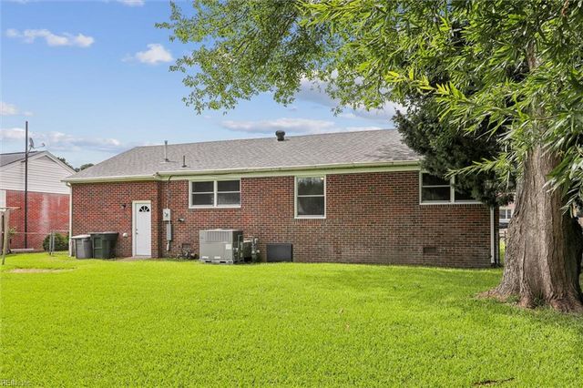 11 Eastlawn DR, Hampton, VA 23664
