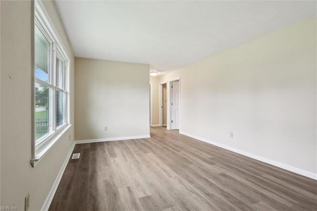 11 Eastlawn DR, Hampton, VA 23664