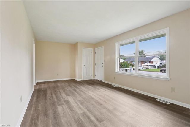 11 Eastlawn DR, Hampton, VA 23664