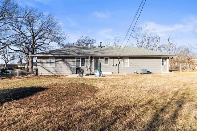 404 SW 21st Street, Blue Springs, MO 64015
