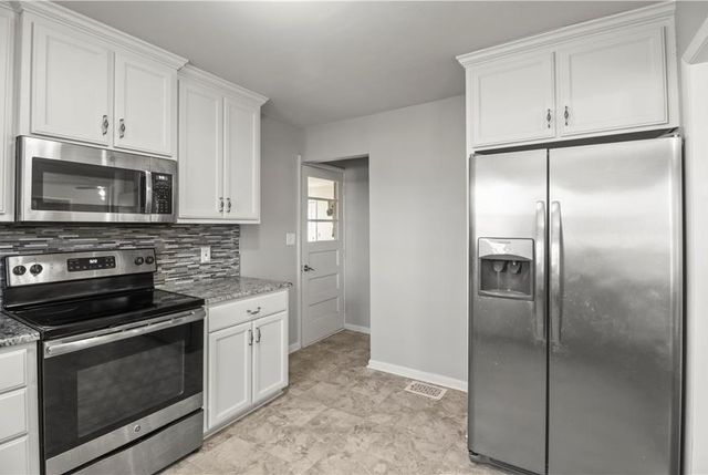 404 SW 21st Street, Blue Springs, MO 64015