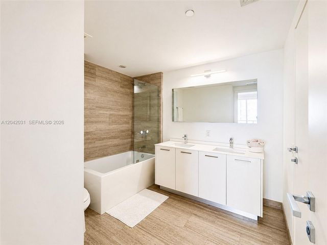 1300 Brickell Bay Dr 2307, Miami, FL 33131