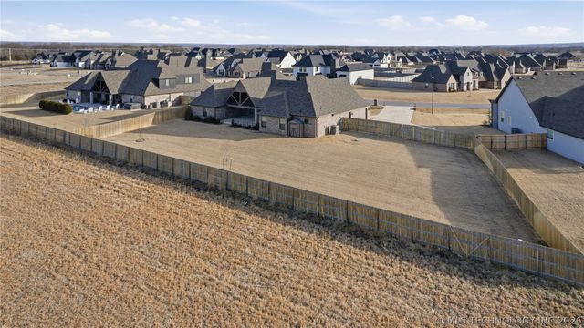 4613 E 177th Place S, Bixby, OK 74037