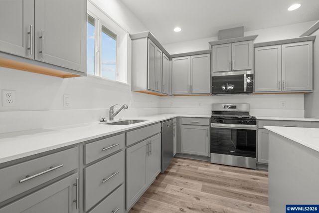 673 Parker Lp, Silverton, OR 97381