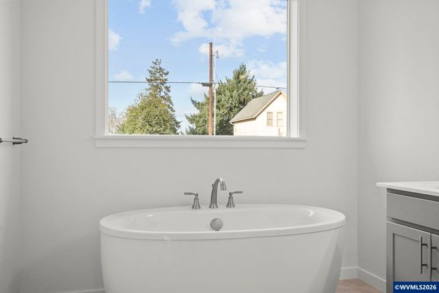 673 Parker Lp, Silverton, OR 97381