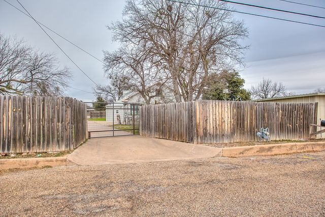501 N Broadway Street, Ballinger, TX 76821