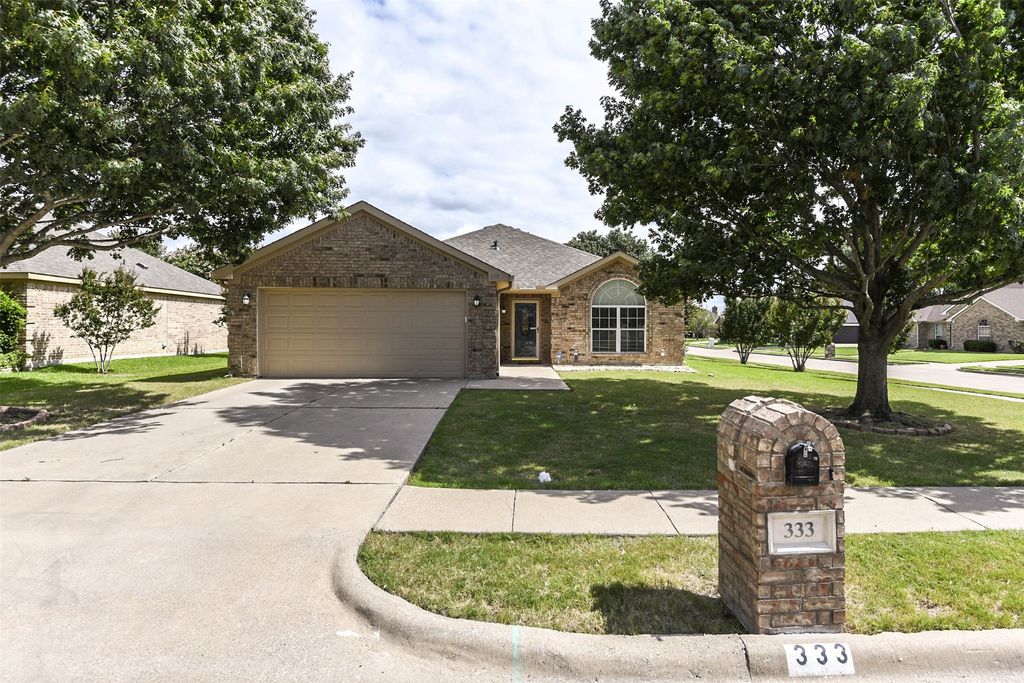 333 Hacienda Drive, Waxahachie, TX 75165