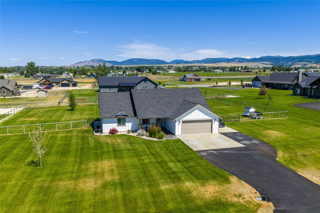 Image 2 of property listing at 870 Chieftain Court, Stevensville, MT 59870