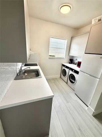 1043 NW 2nd St 16, Miami, FL 33128