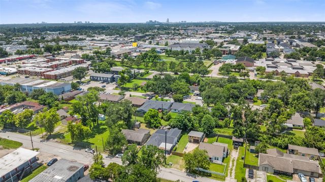 1913 Thonig Road, Houston, TX 77055