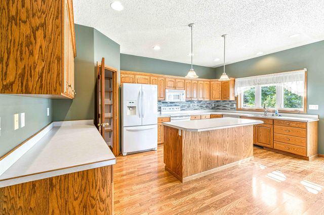 1928 33rd Street S, Moorhead, MN 56560