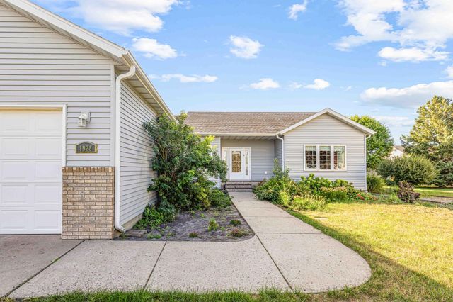 1928 33rd Street S, Moorhead, MN 56560