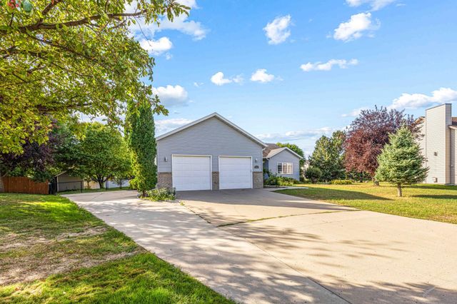 1928 33rd Street S, Moorhead, MN 56560
