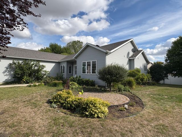 1928 33rd Street S, Moorhead, MN 56560