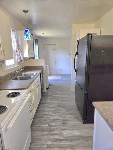 424 Kingswood PL, Virginia Beach, VA 23452