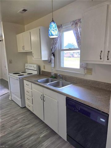 424 Kingswood PL, Virginia Beach, VA 23452