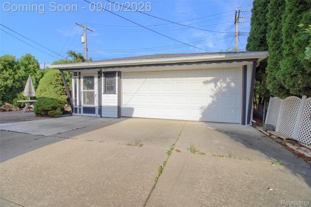 2881 Maxwell Street, Trenton, MI 48183