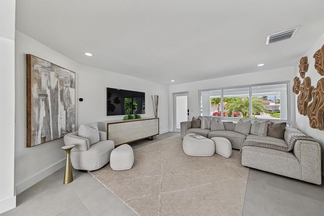 411 SE 2nd Avenue, Pompano Beach, FL 33060
