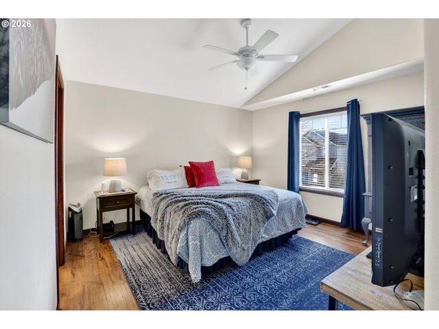 810 E 9TH St B5, Newberg, OR 97132