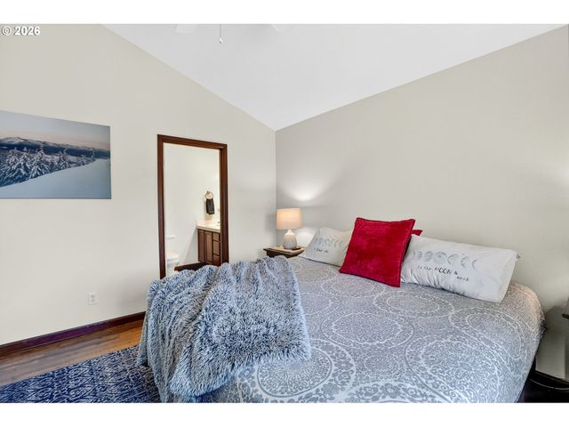 810 E 9TH St B5, Newberg, OR 97132