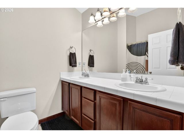 810 E 9TH St B5, Newberg, OR 97132