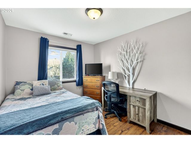 810 E 9TH St B5, Newberg, OR 97132