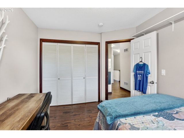 810 E 9TH St B5, Newberg, OR 97132