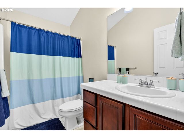 810 E 9TH St B5, Newberg, OR 97132