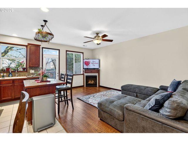 810 E 9TH St B5, Newberg, OR 97132