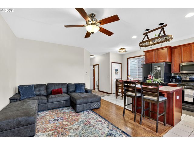 810 E 9TH St B5, Newberg, OR 97132