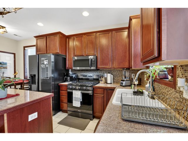 810 E 9TH St B5, Newberg, OR 97132