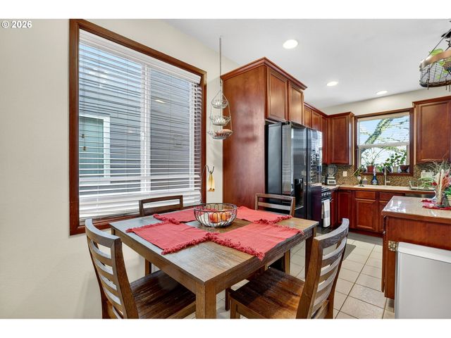 810 E 9TH St B5, Newberg, OR 97132