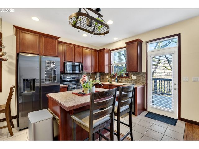 810 E 9TH St B5, Newberg, OR 97132