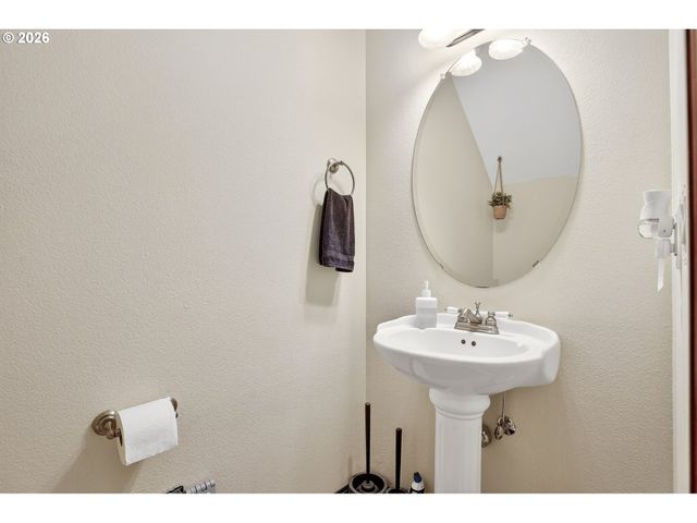 810 E 9TH St B5, Newberg, OR 97132