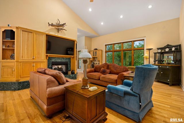 131 LAKESIDE Place, Dahinda, IL 61428