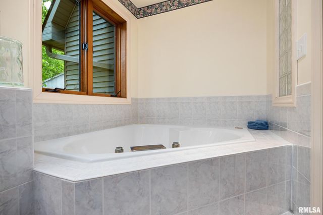 131 LAKESIDE Place, Dahinda, IL 61428