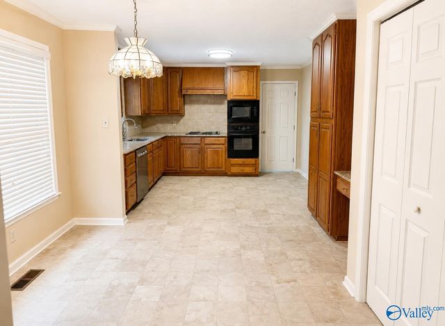 2414 Surrey Lane SE, Decatur, AL 35601