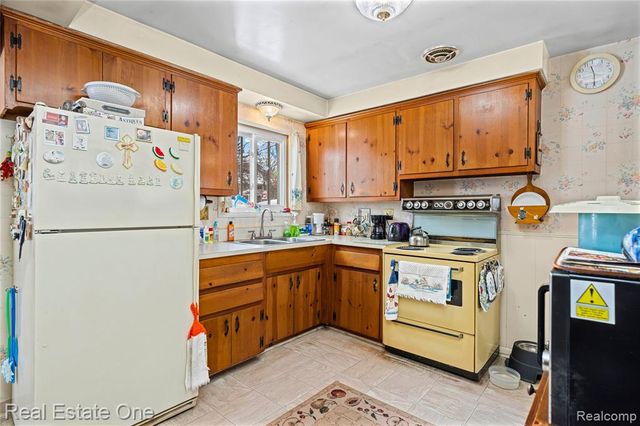 1632 Bolton Street, Walled Lake, MI 48390