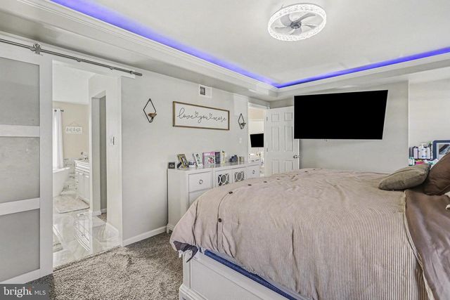 897 SUNNY HILL LN, Harrisburg, PA 17111