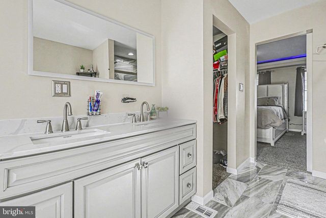 897 SUNNY HILL LN, Harrisburg, PA 17111