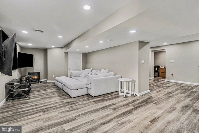 897 SUNNY HILL LN, Harrisburg, PA 17111