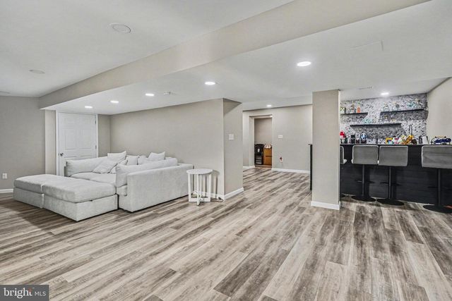 897 SUNNY HILL LN, Harrisburg, PA 17111