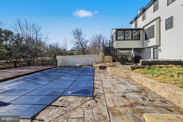 897 SUNNY HILL LN, Harrisburg, PA 17111