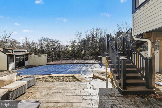 897 SUNNY HILL LN, Harrisburg, PA 17111