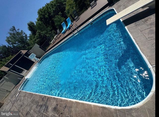 897 SUNNY HILL LN, Harrisburg, PA 17111