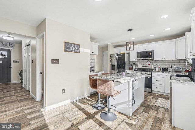 897 SUNNY HILL LN, Harrisburg, PA 17111