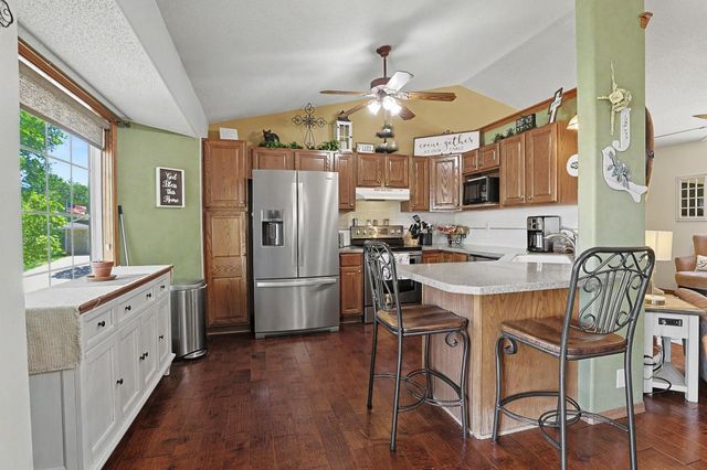 1396 E Longhorn Ct, Derby, KS 67037